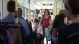 Tuyệt chiêu dành cho các bà bầu khi không được nhường chỗ trên xe buýt. :v