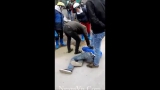 Soái ca ăn trộm gương ô tô về trang điểm bị 1 soái ca khác cho nằm đo đất. Thương ghê :(