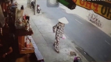 Quá kinh khủng, em gái bị xe bus đâm tại chợ Bà Chiểu - TPHCM. :O