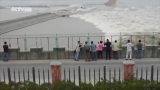 [ Strong tidal bore at Qiantang River in Zhejiang ]
- A mọi người ơi sóng thần kìa. Đứng chụp vài Pô cho lên "In sờ ta gờ ram" chơi thôi :v :v 
=> Kết quả : Không thương vong nhưng phải lướt sóng b...